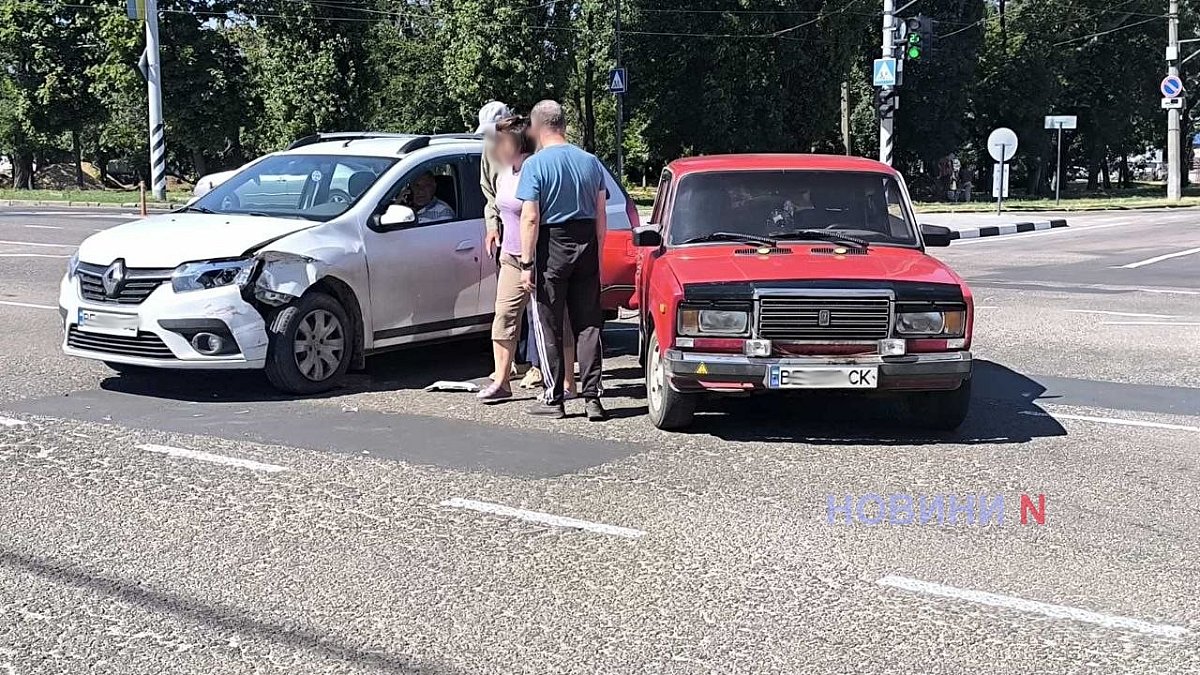 На перекрестке в Николаеве столкнулись «Рено» и «Жигули» На перекрестке в Николаеве столкнулись «Рено» и «Жигули»