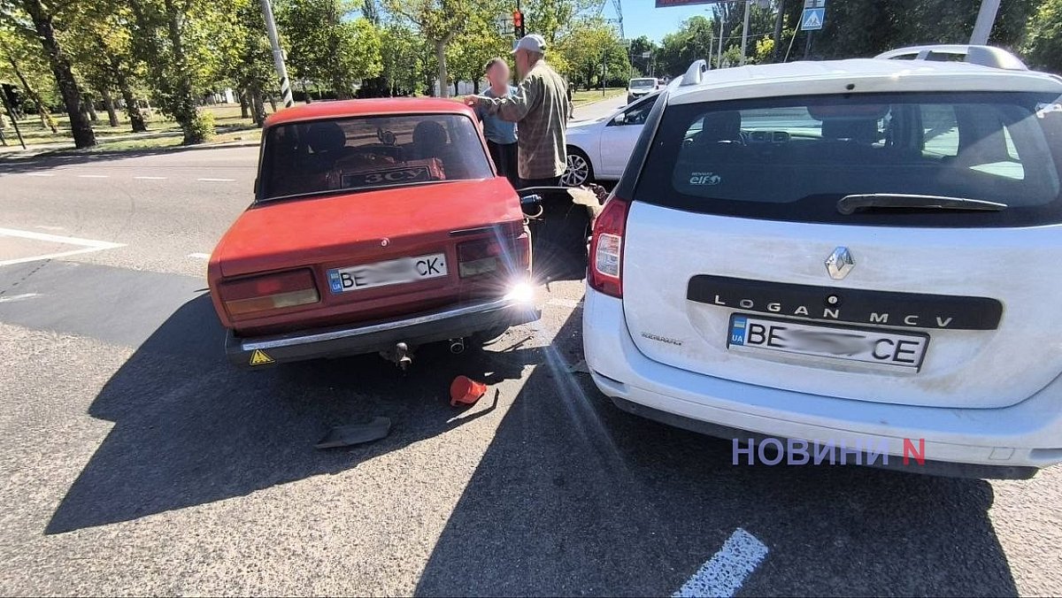 На перекрестке в Николаеве столкнулись «Рено» и «Жигули» На перекрестке в Николаеве столкнулись «Рено» и «Жигули»