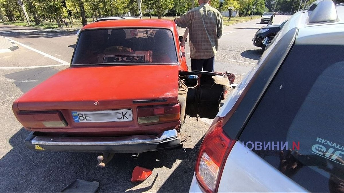 На перекрестке в Николаеве столкнулись «Рено» и «Жигули» На перекрестке в Николаеве столкнулись «Рено» и «Жигули»