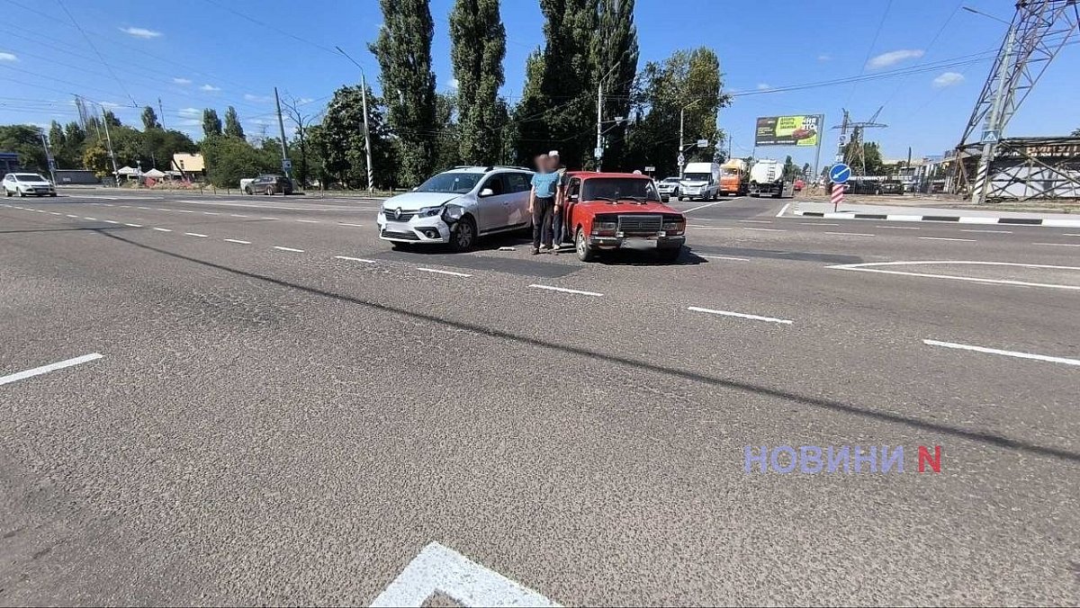 На перекрестке в Николаеве столкнулись «Рено» и «Жигули» На перекрестке в Николаеве столкнулись «Рено» и «Жигули»