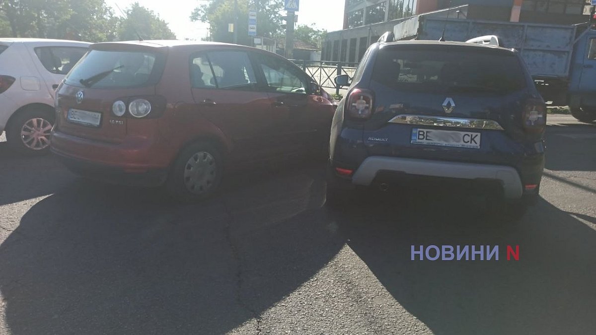 Выехал на желтый: в Николаеве «Фольксваген» врезался в «Рено», на проспекте огромная пробка Выехал на желтый: в Николаеве «Фольксваген» врезался в «Рено», на проспекте огромная пробка