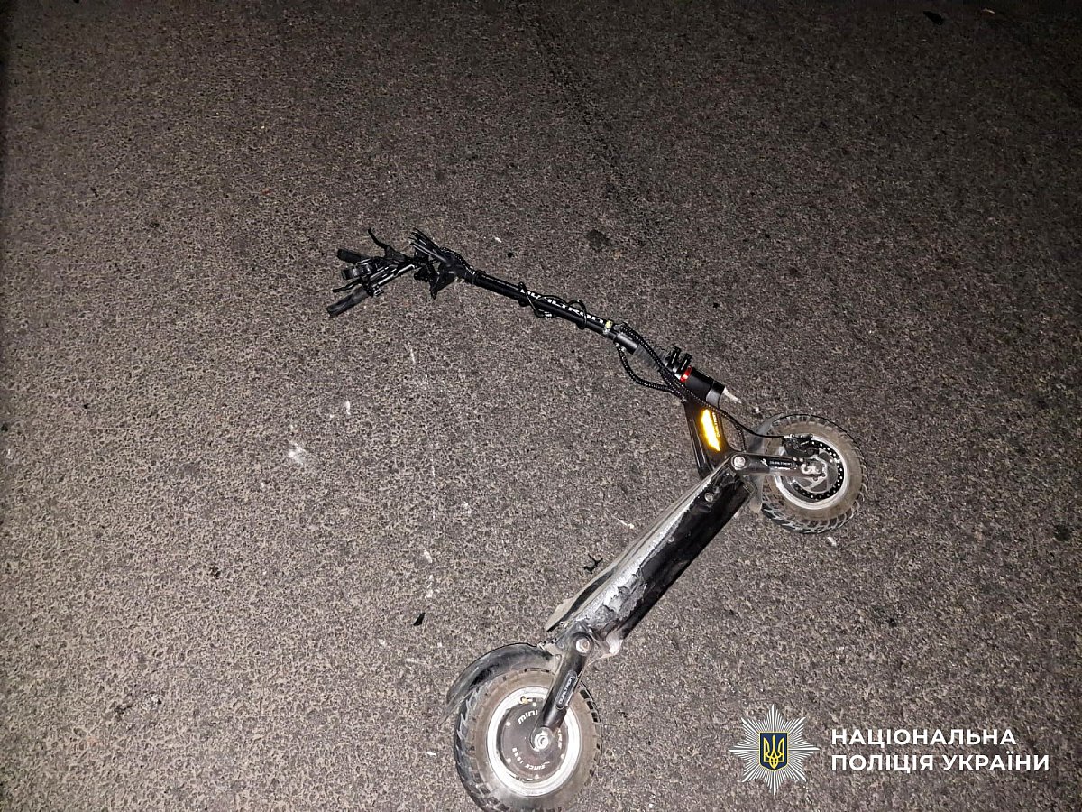 Пьяный водитель в Николаеве сбил мужчину на электросамокате, врезался в забор и попытался скрыться Пьяный водитель в Николаеве сбил мужчину на электросамокате, врезался в забор и попытался скрыться