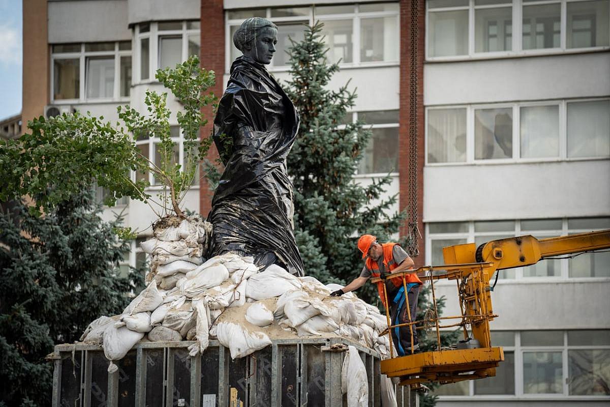 В Киеве начали демонтировать защитные конструкции с памятников В Киеве начали демонтировать защитные конструкции с памятников