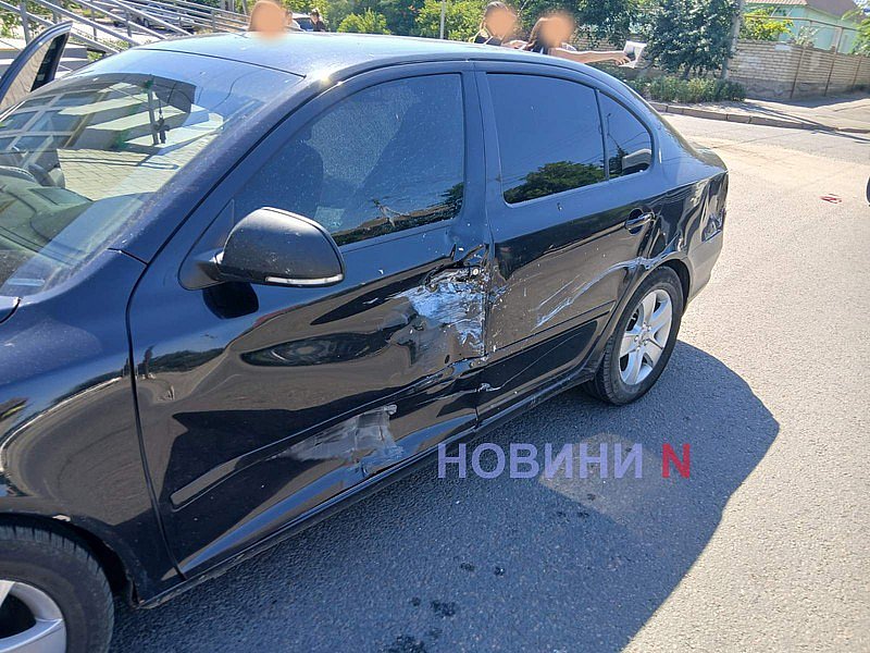 ВАЗ врезался в черный автомобиль с надписью «Memento mori» в Варваровке ВАЗ врезался в черный автомобиль с надписью «Memento mori» в Варваровке