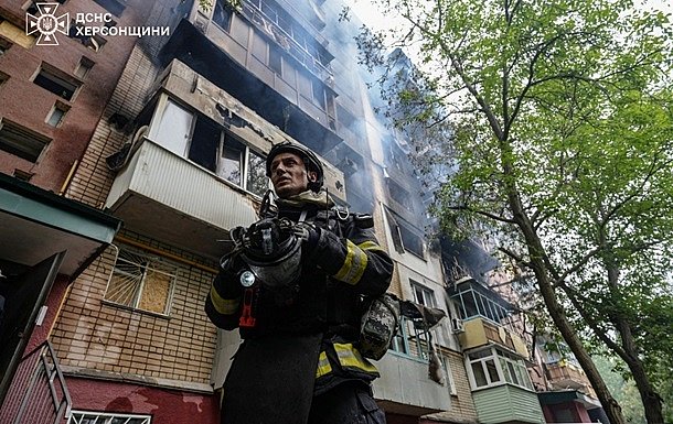 Армія РФ завдала удару по Херсону: п'ятеро людей поранені Армія РФ завдала удару по Херсону: п'ятеро людей поранені