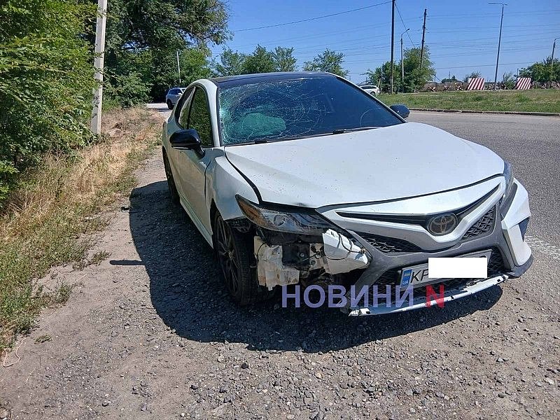 На кольце под Николаевом Toyota слетела с дороги и врезалась в столб На кольце под Николаевом Toyota слетела с дороги и врезалась в столб