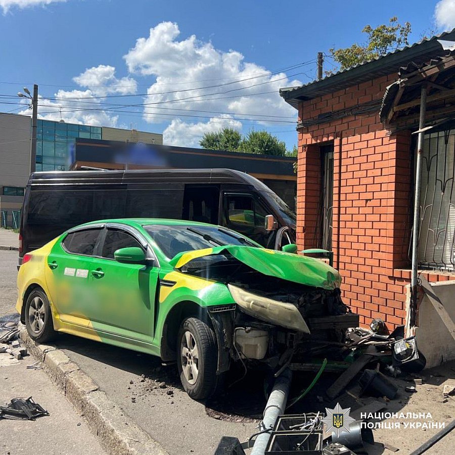 В Харькове столкнулись рейсовый автобус и легковушка: пострадали пять человек В Харькове столкнулись рейсовый автобус и легковушка: пострадали пять человек