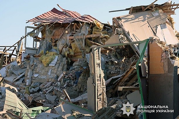 Авиаудар по Херсону: погибла женщина, пострадали 18 мирных жителей (видео) Авиаудар по Херсону: погибла женщина, пострадали 18 мирных жителей (видео)