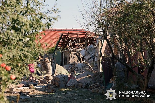 Авиаудар по Херсону: погибла женщина, пострадали 18 мирных жителей (видео) Авиаудар по Херсону: погибла женщина, пострадали 18 мирных жителей (видео)
