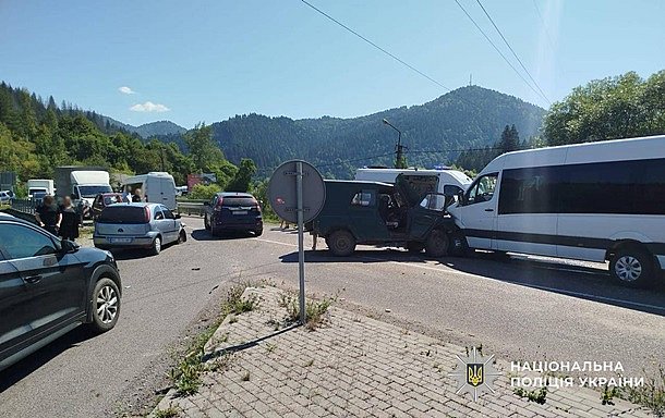 В Закарпатской области ДТП с тремя авто: пострадали 13 человек, среди них четверо детей В Закарпатской области ДТП с тремя авто: пострадали 13 человек, среди них четверо детей