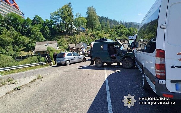 В Закарпатской области ДТП с тремя авто: пострадали 13 человек, среди них четверо детей В Закарпатской области ДТП с тремя авто: пострадали 13 человек, среди них четверо детей