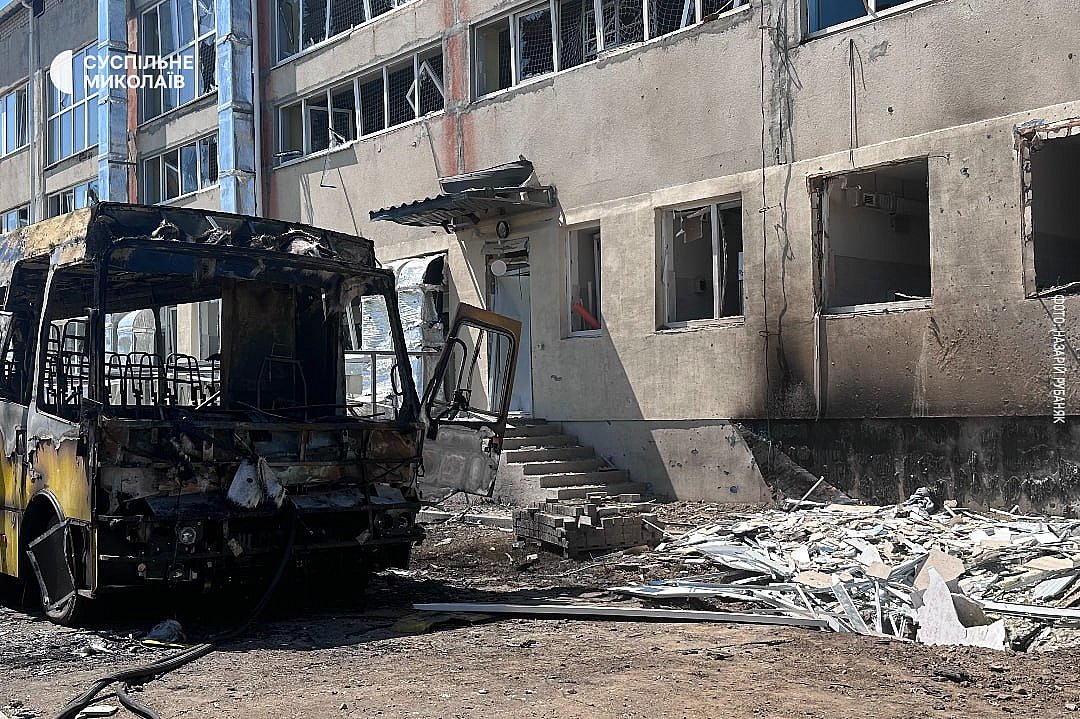 Автобус сгорел дотла: появились новые фото последствий атаки на Николаев Автобус сгорел дотла: появились новые фото последствий атаки на Николаев