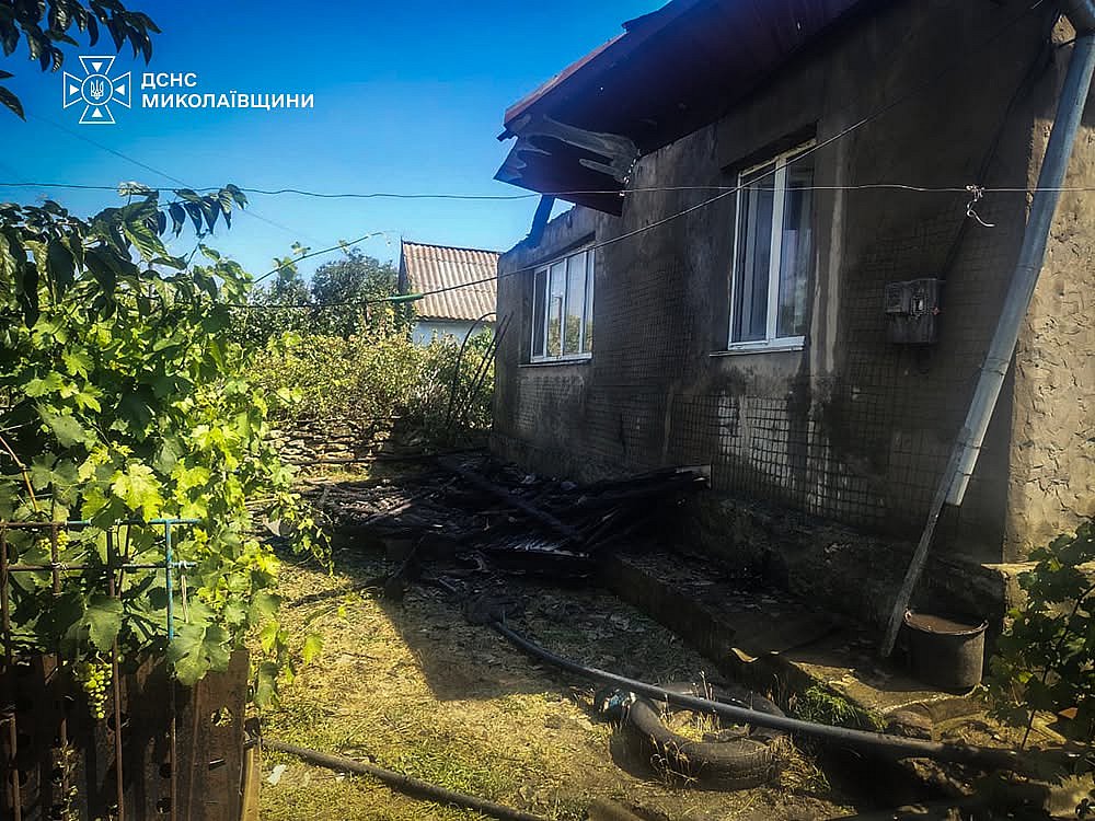 ГСЧС показала последствия атаки дронов на Николаевщину: все очаги возгорания потушены (фото) ГСЧС показала последствия атаки дронов на Николаевщину: все очаги возгорания потушены (фото)