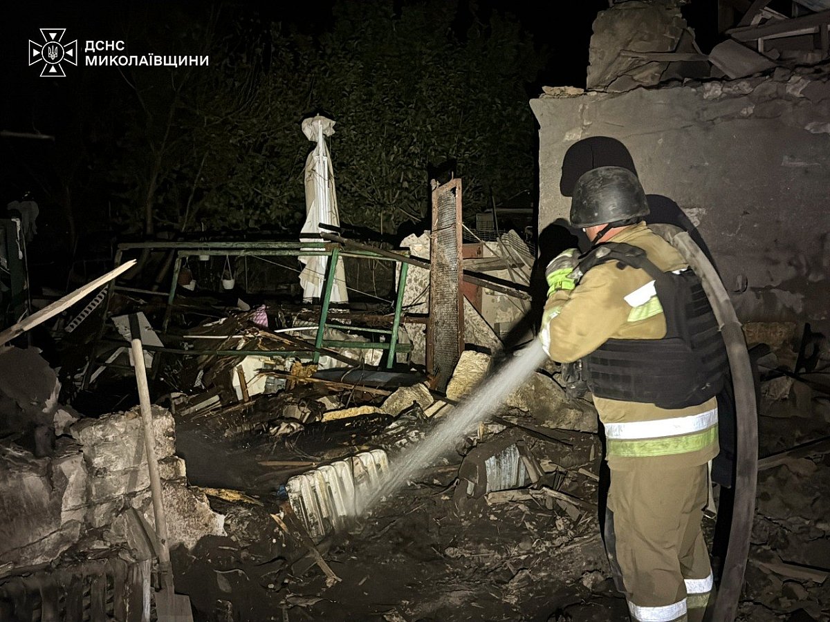 В Николаеве два дома разрушены и еще семь повреждены после ночной атаки дронов (фото) В Николаеве два дома разрушены и еще семь повреждены после ночной атаки дронов (фото)