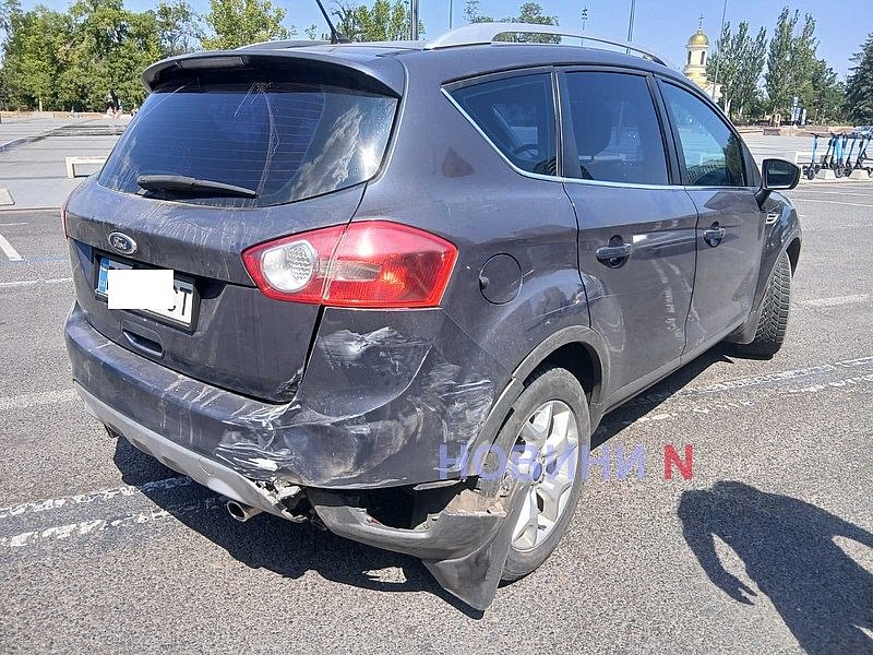 Возле мэрии Николаева Ford, выезжая задним ходом из парковочного кармана, врезался в Nissan Возле мэрии Николаева Ford, выезжая задним ходом из парковочного кармана, врезался в Nissan