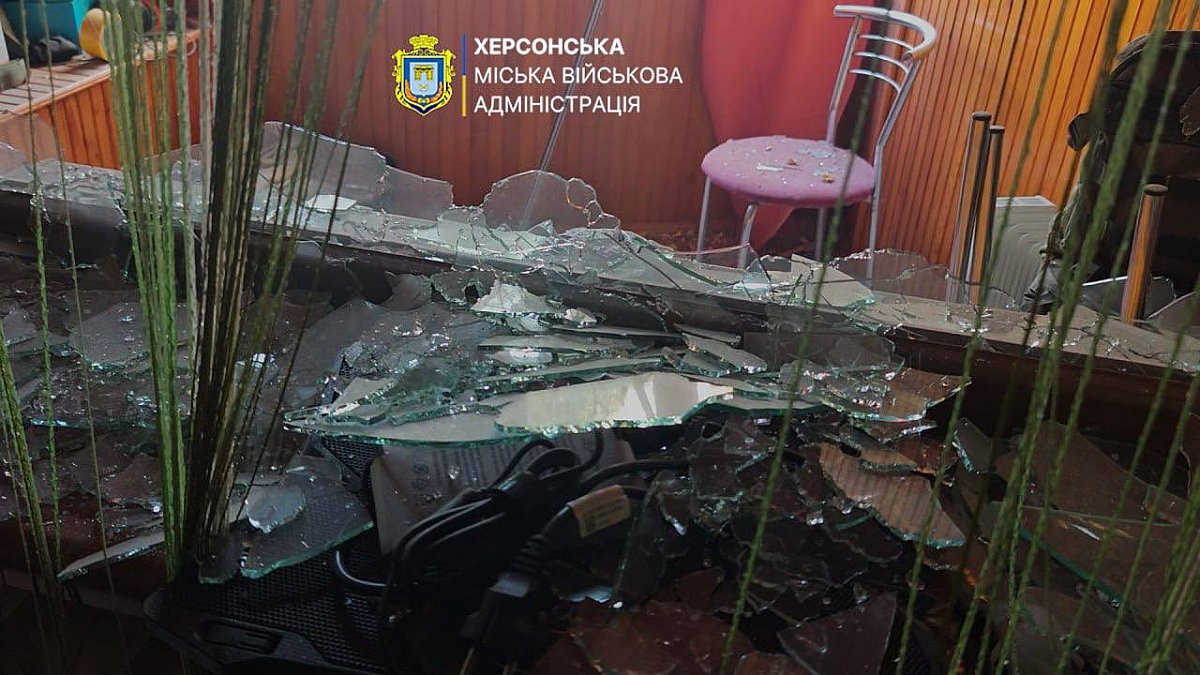 Дрон РФ ударил по многоэтажке в центре Херсона: ранены мужчина и женщина, которые находились на балконе Дрон РФ ударил по многоэтажке в центре Херсона: ранены мужчина и женщина, которые находились на балконе
