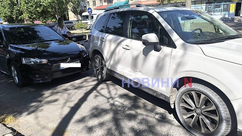 В Николаеве столкнулись Subaru и Mitsubishi В Николаеве столкнулись Subaru и Mitsubishi