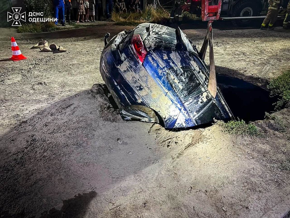 В Одессе автомобиль провалился под землю во время движения (фото) В Одессе автомобиль провалился под землю во время движения (фото)