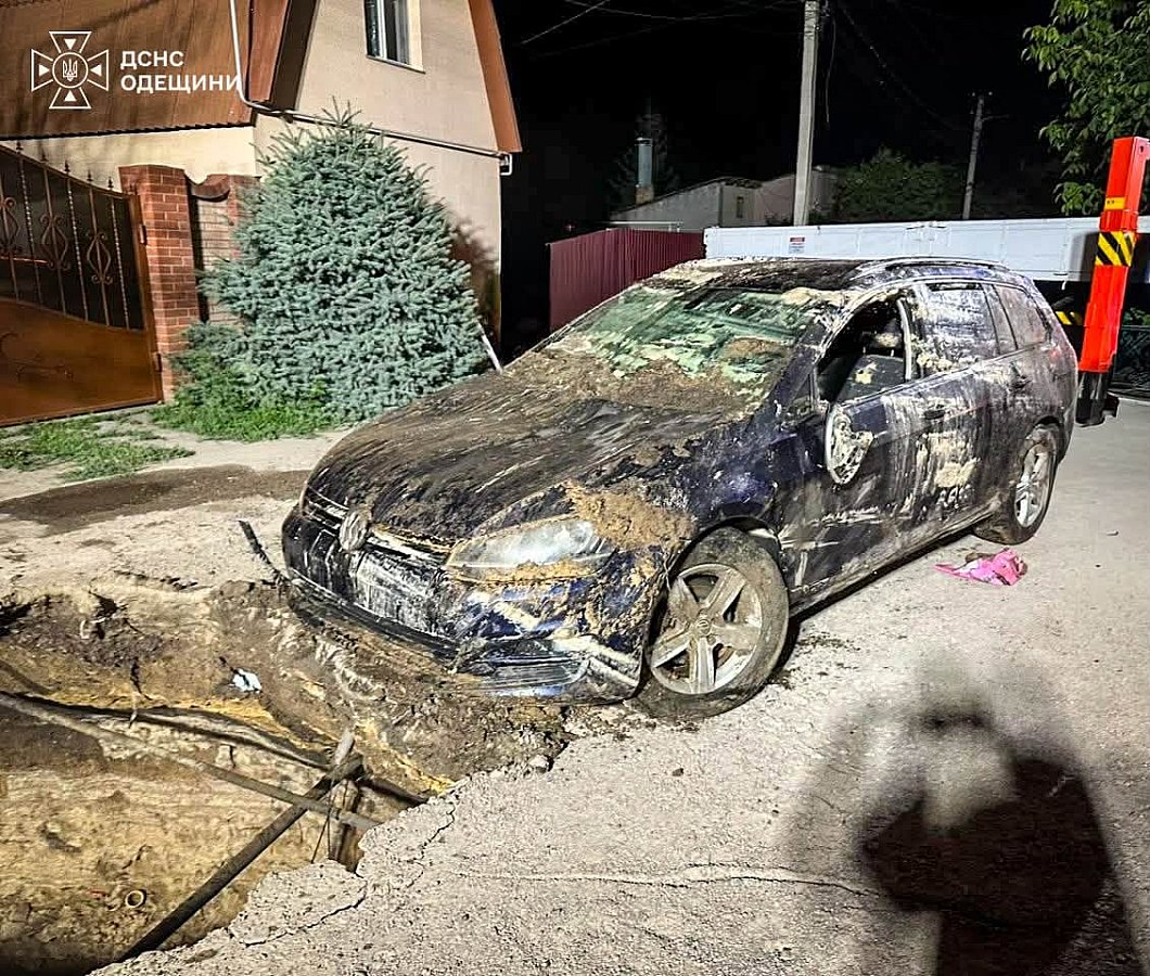 В Одессе автомобиль провалился под землю во время движения (фото) В Одессе автомобиль провалился под землю во время движения (фото)