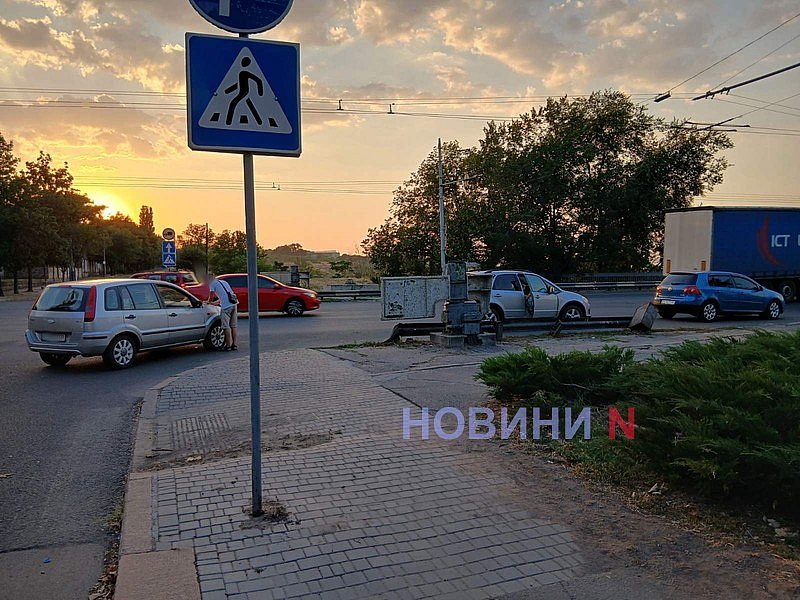 В Николаеве «Форд» въехал в «Сузуки», выезжая на мост В Николаеве «Форд» въехал в «Сузуки», выезжая на мост