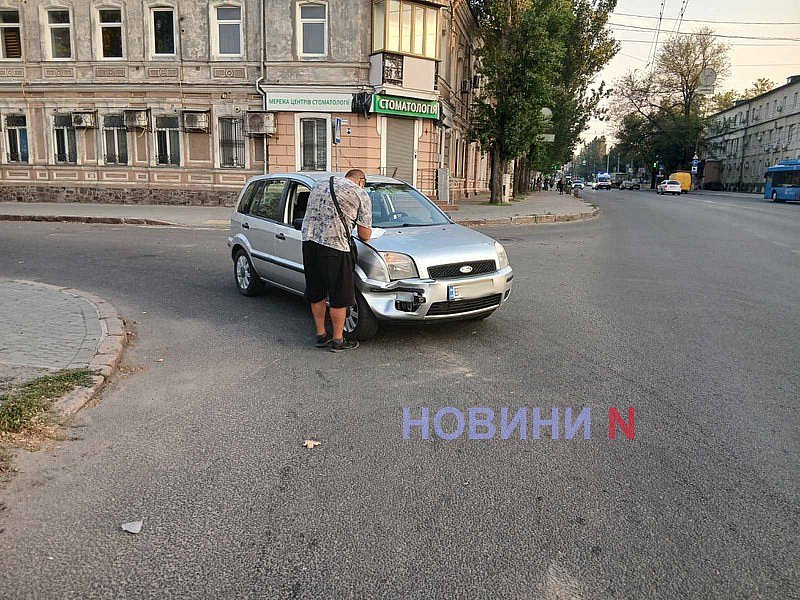 В Николаеве «Форд» въехал в «Сузуки», выезжая на мост В Николаеве «Форд» въехал в «Сузуки», выезжая на мост