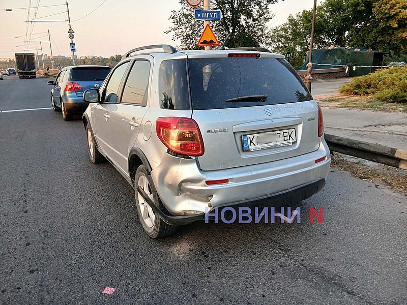 В Николаеве «Форд» въехал в «Сузуки», выезжая на мост В Николаеве «Форд» въехал в «Сузуки», выезжая на мост