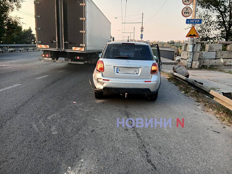 В Николаеве «Форд» въехал в «Сузуки», выезжая на мост В Николаеве «Форд» въехал в «Сузуки», выезжая на мост