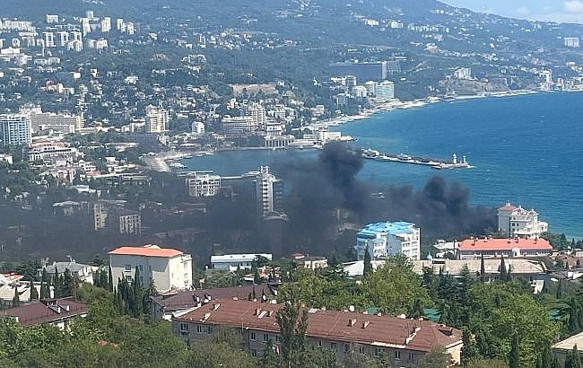 Порт в Ялте атаковали морские беспилотники: начался пожар Порт в Ялте атаковали морские беспилотники: начался пожар