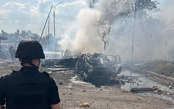 Армія РФ завдала удар по Слов'янську: є загиблий, п'ятеро поранених Армія РФ завдала удар по Слов'янську: є загиблий, п'ятеро поранених