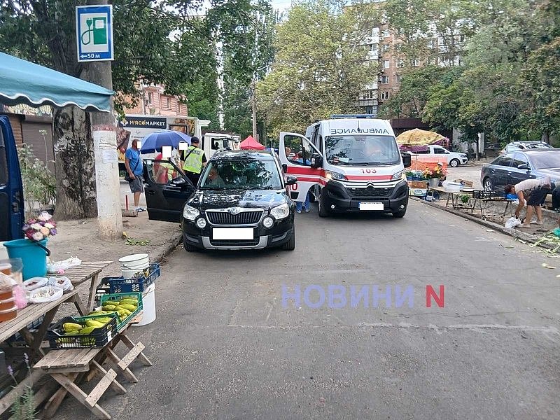 На ярмарке в Николаеве Skoda сбила женщину: пострадавшую госпитализировали На ярмарке в Николаеве Skoda сбила женщину: пострадавшую госпитализировали