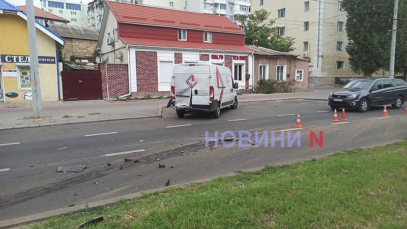 Hyundai влетів у дерево після зіткнення з Citroën на проспекті в Миколаєві: утворився величезний затор Hyundai влетів у дерево після зіткнення з Citroën на проспекті в Миколаєві: утворився величезний затор