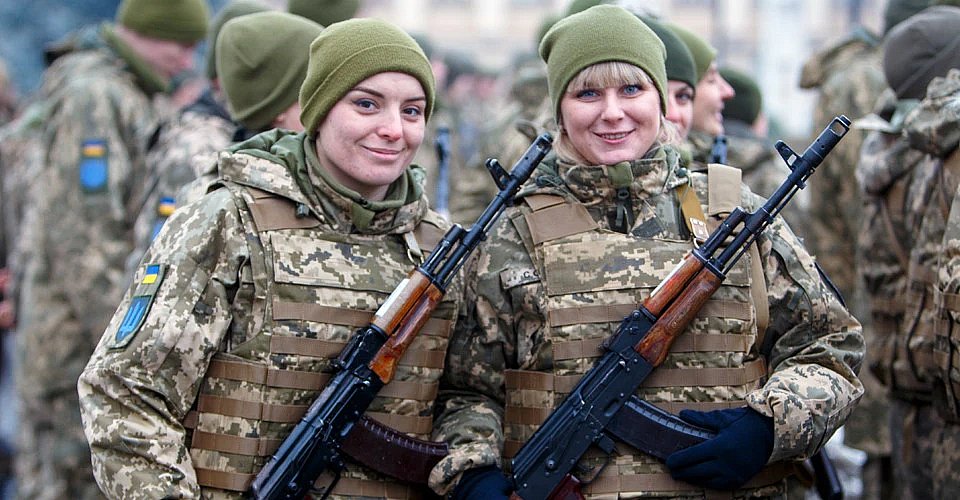 Женщин без детей предлагают обязать проходить военную службу Женщин без детей предлагают обязать проходить военную службу
