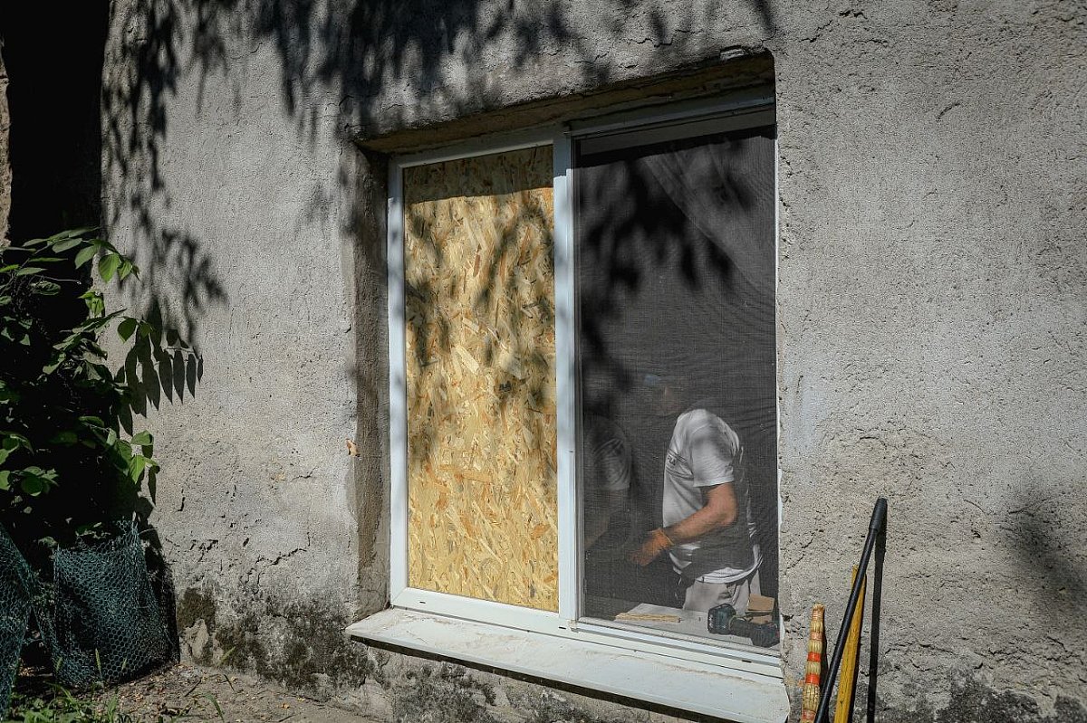 В Николаеве ликвидируют последствия вражеской атаки (фото) В Николаеве ликвидируют последствия вражеской атаки (фото)