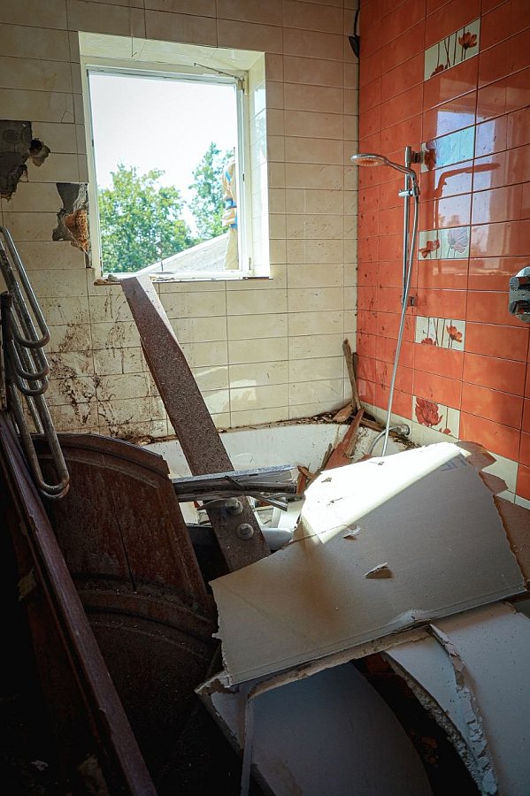 В Николаеве ликвидируют последствия вражеской атаки (фото) В Николаеве ликвидируют последствия вражеской атаки (фото)