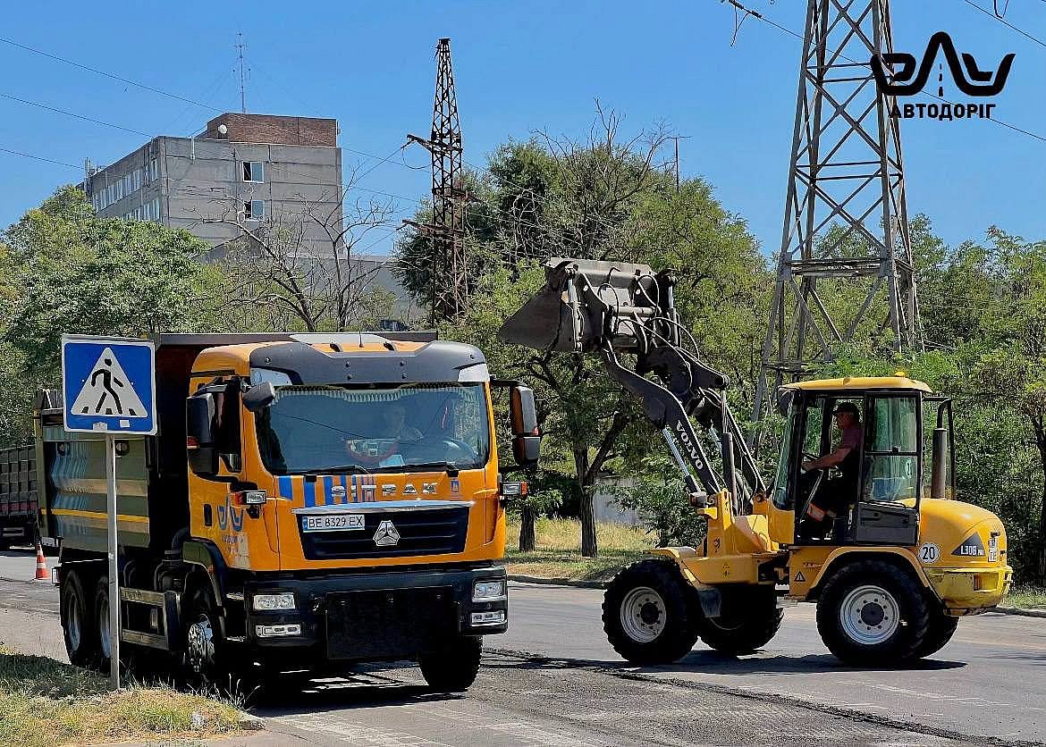 У Миколаєві ремонтують вулицю Космонавтів після спеки та руху великовантажів У Миколаєві ремонтують вулицю Космонавтів після спеки та руху великовантажів