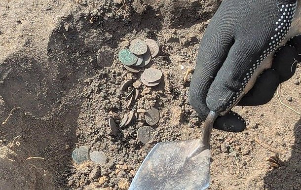 В Полтавской области археологи нашли клад из 118 медных монет постмонгольского периода В Полтавской области археологи нашли клад из 118 медных монет постмонгольского периода