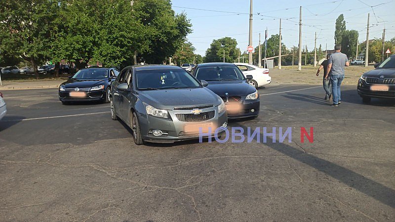 Шевроле та BMW зіткнулися у Миколаєві Шевроле та BMW зіткнулися у Миколаєві
