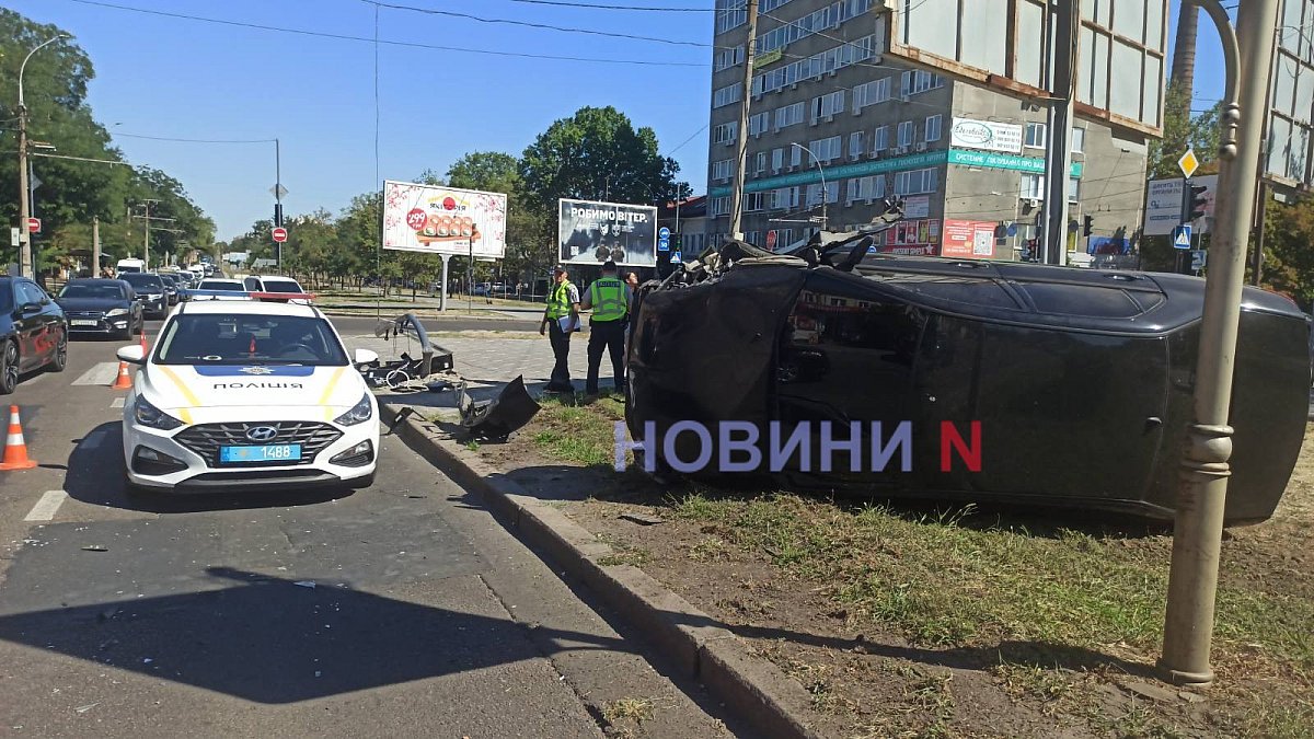 Mitsubishi зніс світлофор і вилетів на алею в центрі Миколаєва: рух утруднений Mitsubishi зніс світлофор і вилетів на алею в центрі Миколаєва: рух утруднений