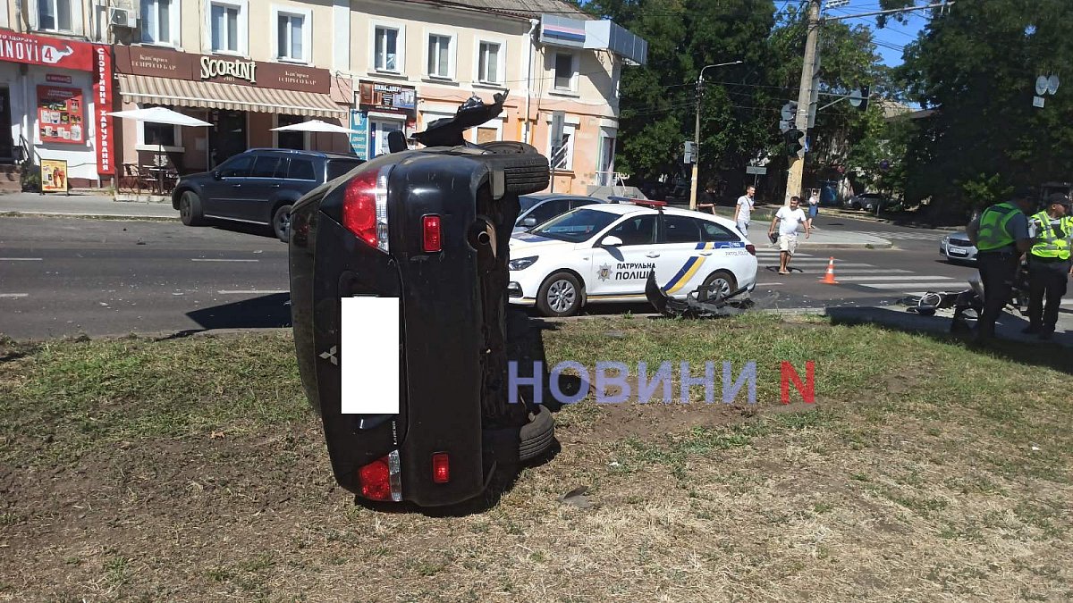 Mitsubishi зніс світлофор і вилетів на алею в центрі Миколаєва: рух утруднений Mitsubishi зніс світлофор і вилетів на алею в центрі Миколаєва: рух утруднений