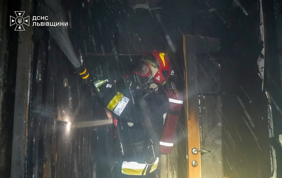 Ночью в квартире во Львове взорвалась аккумуляторная батарея: разрушена стена и возник пожар (фото) Ночью в квартире во Львове взорвалась аккумуляторная батарея: разрушена стена и возник пожар (фото)