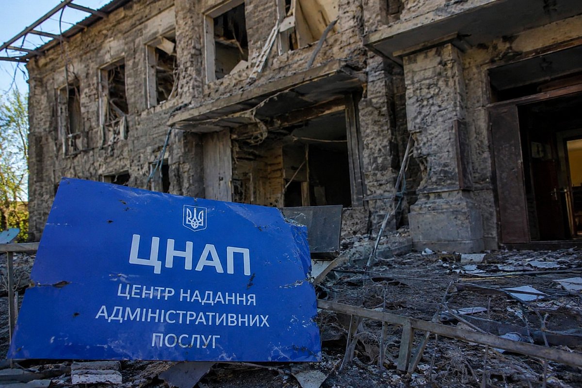 В Снигиревке после атаки разрушено здание ЦНАП. Фото ИИ В Снигиревке после атаки разрушено здание ЦНАП. Фото ИИ