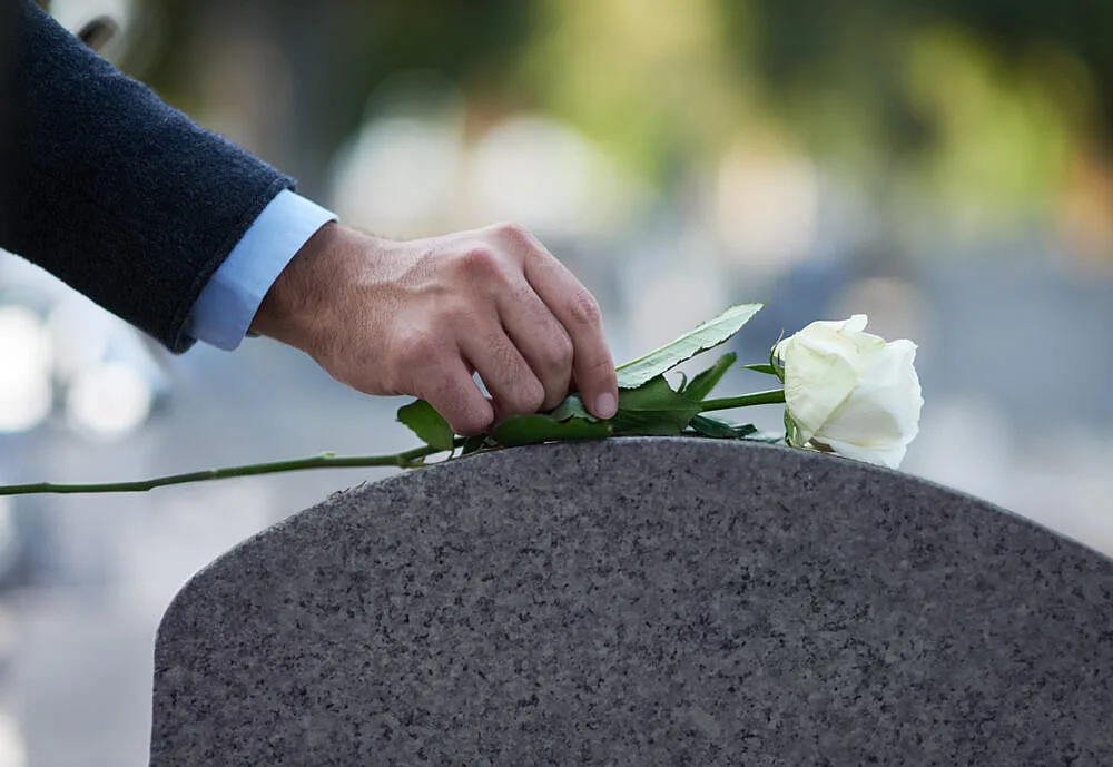 Смертельна бійка у Миколаєві: на місці трагедії поклали квіти Смертельна бійка у Миколаєві: на місці трагедії поклали квіти