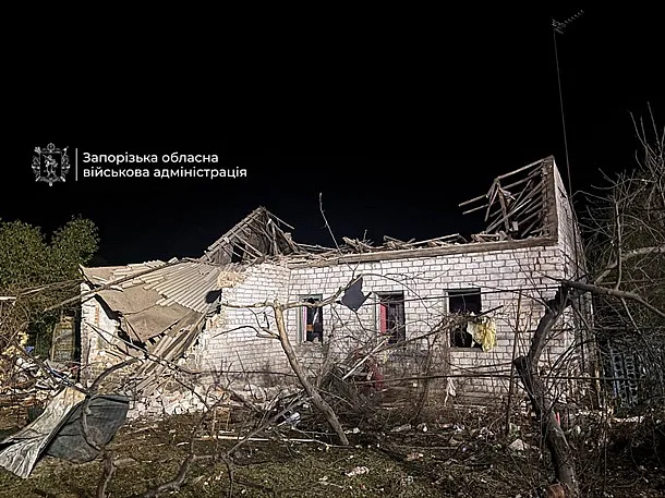 Россия ночью атаковала Запорожье: в частном секторе вспыхнули пожар, есть повреждения Россия ночью атаковала Запорожье: в частном секторе вспыхнули пожар, есть повреждения
