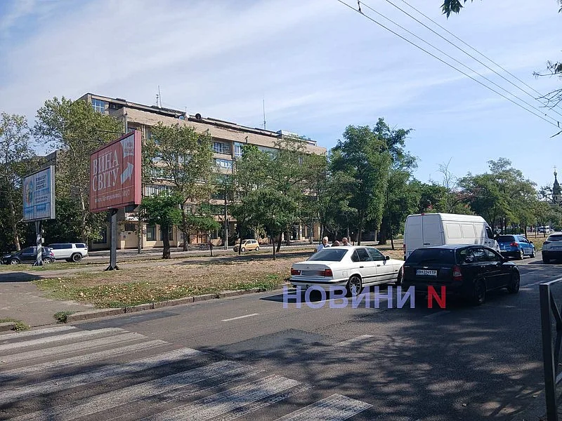 В центре Николаева «Мерседес» врезался в «БМВ» В центре Николаева «Мерседес» врезался в «БМВ»