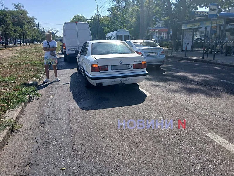 В центре Николаева «Мерседес» врезался в «БМВ» В центре Николаева «Мерседес» врезался в «БМВ»