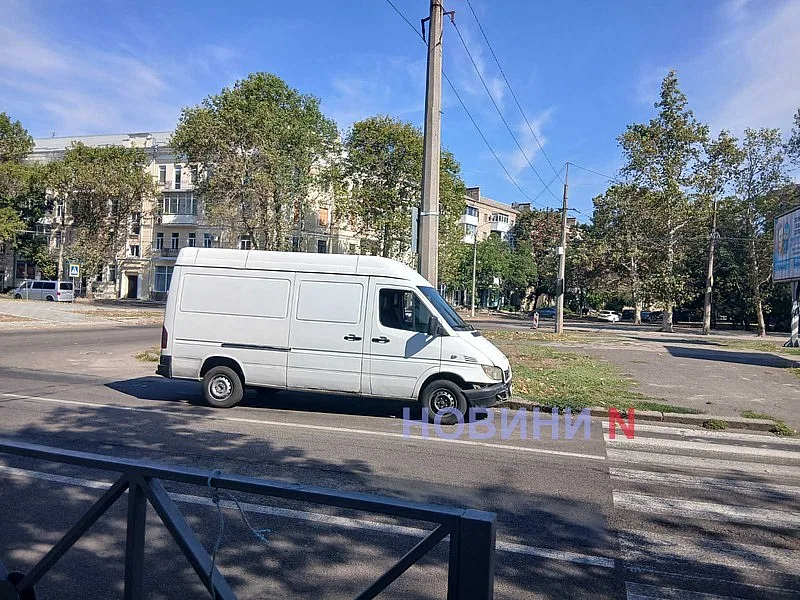 В центре Николаева «Мерседес» врезался в «БМВ» В центре Николаева «Мерседес» врезался в «БМВ»
