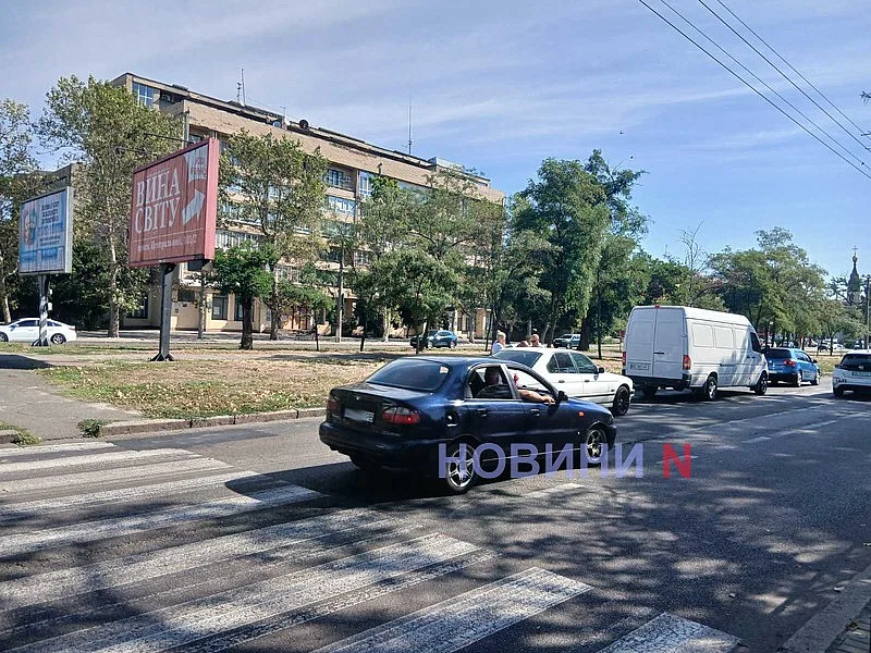 В центре Николаева «Мерседес» врезался в «БМВ» В центре Николаева «Мерседес» врезался в «БМВ»