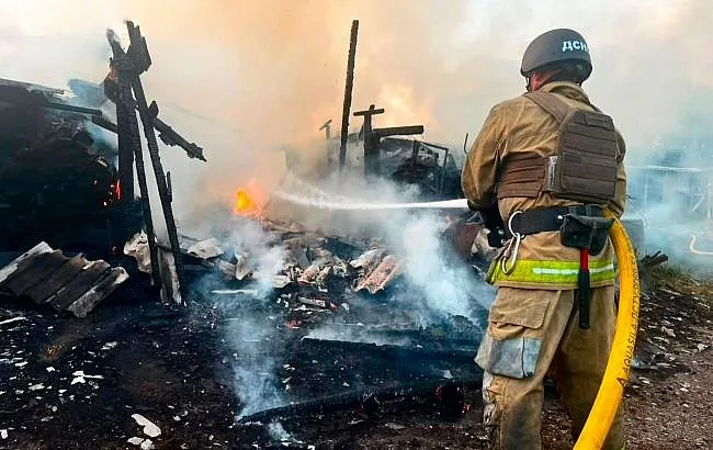 Дрони атакували Бровари: пошкоджено цивільні об'єкти, виникли пожежі на трьох локаціях Дрони атакували Бровари: пошкоджено цивільні об'єкти, виникли пожежі на трьох локаціях