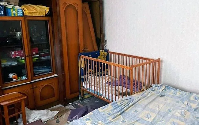 В Херсоне ударный дрон атаковал дом: попал в детскую кроватку с двухлетним ребенком В Херсоне ударный дрон атаковал дом: попал в детскую кроватку с двухлетним ребенком