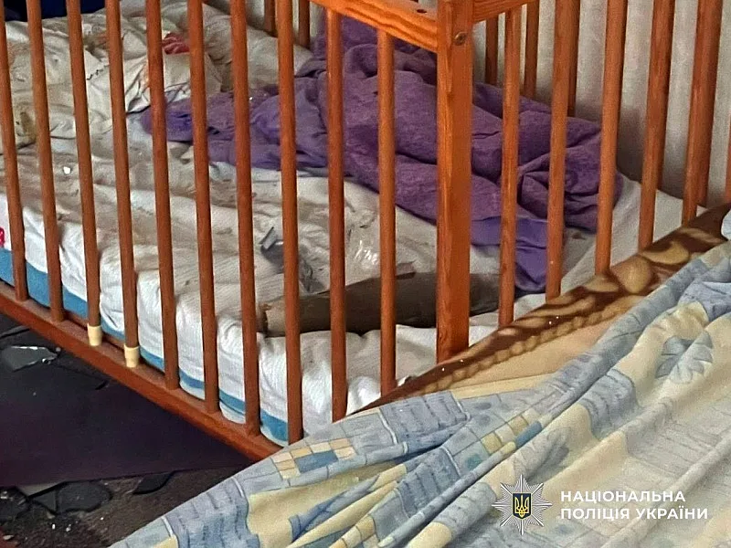 В Херсоне ударный дрон атаковал дом: попал в детскую кроватку с двухлетним ребенком В Херсоне ударный дрон атаковал дом: попал в детскую кроватку с двухлетним ребенком